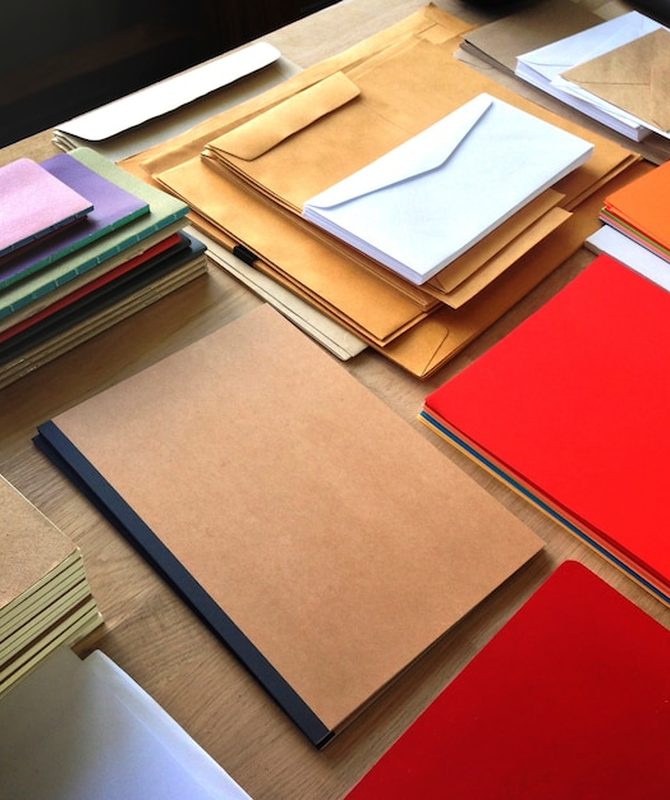 Pilha de envelopes brancos impressos com logotipo